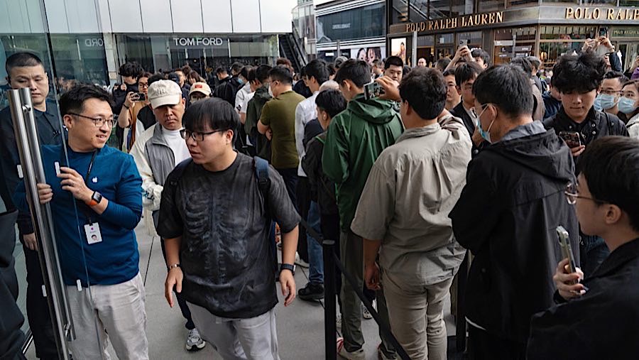 Setelah membuka pre-order sejak (12/9) Apple resmi mulai menjual iPhone 17 series di berbagai negara mulai hari ini. (Andrea Verdelli/Bloomberg)