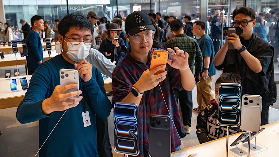 Apple juga berusaha meyakinkan konsumen bahwa daya tariknya kembali setelah strategi kecerdasan buatan (AI) mereka gagal. (Andrea Verdelli/Bloomberg)