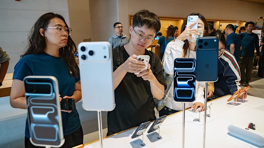 Setelah bertahun-tahun sukses di wilayah tersebut selama dekade terakhir, Apple kini hanya menguasai 12% pasar lokal (Andrea Verdelli/Bloomberg)