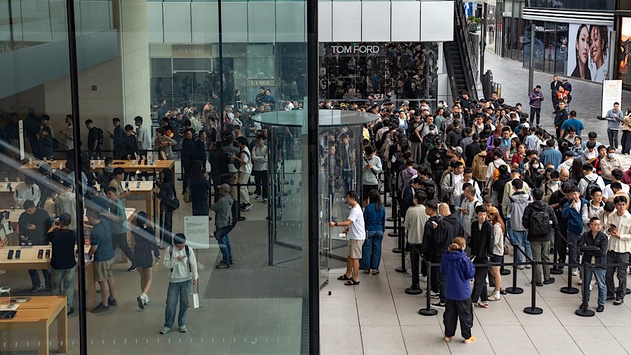 Pelanggan antre mengambil pesanan iPhone 17 pada saat hari pertama penjualan di Beijing, China, Jumat (19/9/1025). (Andrea Verdelli/Bloomberg)