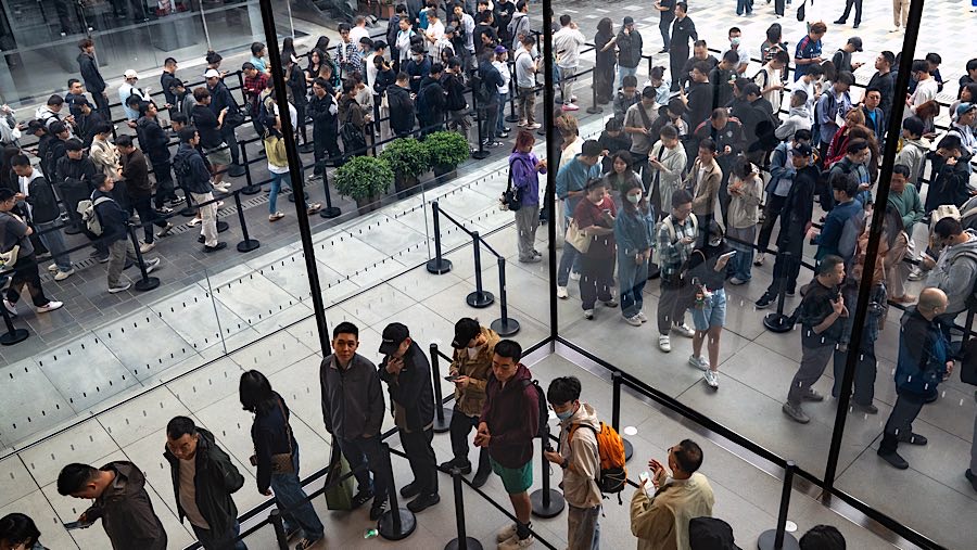 Di hari pertama penjualan perdana iPhone 17, antrean panjang terjadi di depan Apple Store. (Andrea Verdelli/Bloomberg)