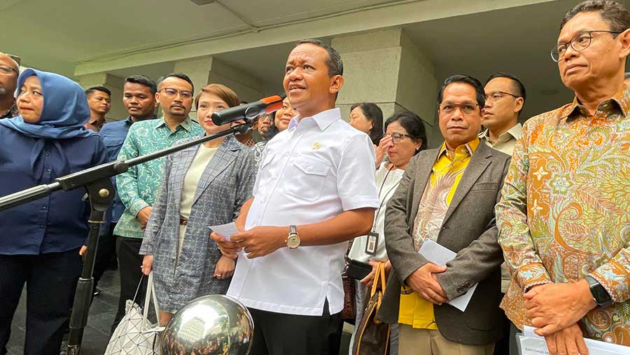 Menteri ESDM Bahlil Lahadalia dalam konferensi pers di Kementerian ESDM, Jumat (19/9/2025). (Bloomberg Technoz/Azura Yumna)