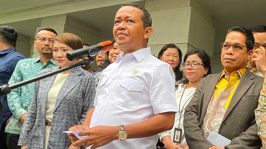 Menteri ESDM Bahlil Lahadalia dalam konferensi pers di Kementerian ESDM, Jumat (19/9/2025). (Bloomberg Technoz/Azura Yumna)