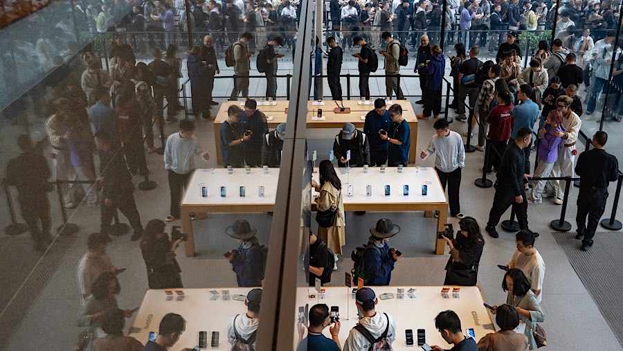 Pelanggan antre mengambil pesanan iPhone 17 pada saat hari pertama penjualan di Beijing, China, Jumat (19/9/1025). (Andrea Verdelli/Bloomberg)
