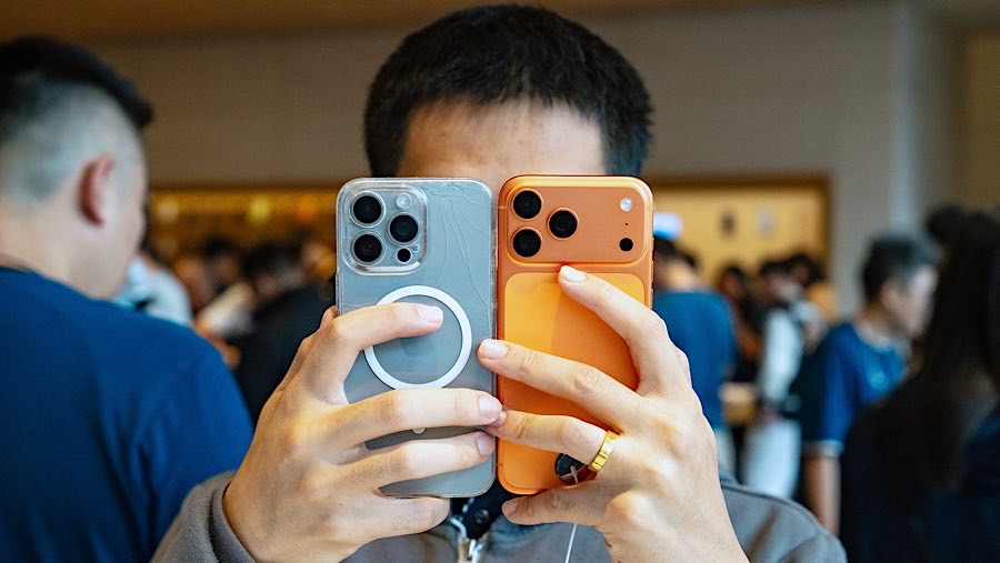 Meskipun warga antusias penjualan di China turun 6% dalam beberapa minggu menjelang peluncuran pada periode yang sama. (Andrea Verdelli/Bloomberg)