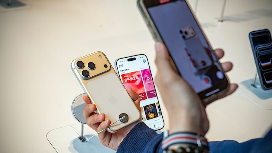 Ini menjadi penurunan yang lebih dalam dari biasanya menjelang peluncuran produk andalan baru. (Andrea Verdelli/Bloomberg)