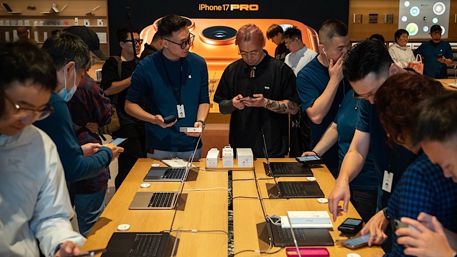 Model iPhone 17 Pro paling diminati oleh pembeli karena meningkatkan fitur-fitur yang paling diinginkan orang. (Andrea Verdelli/Bloomberg)