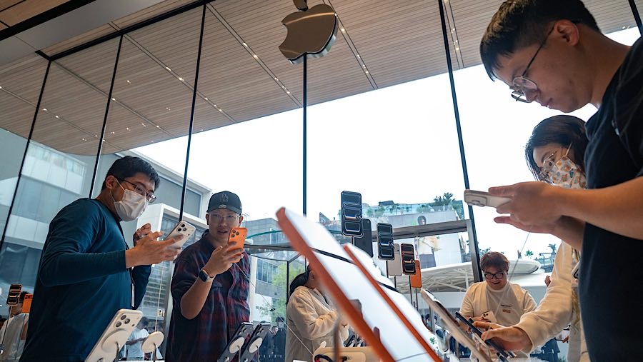 China adalah pasar smartphone terbesar di dunia dan pasar terpenting Apple setelah pasar domestik AS. (Andrea Verdelli/Bloomberg)
