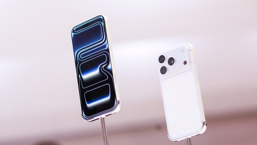 Etalase iPhone 17 Pro di Apple Store Fifth Avenue, New York, AS, pada penjualan perdana, 19 September 2025. (Kena Betancur/Bloomberg)