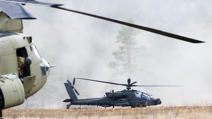 Helikopter AH-64 Apache, produk industri senjata Amerika. Bagian dari rencana penjualan senjata ke Israel. (Alex Kraus/Bloomberg)