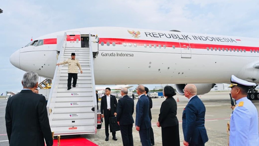 Presiden Prabowo Subianto tiba di Bandar Udara Internasional Kansai di Osaka. (Setpres)