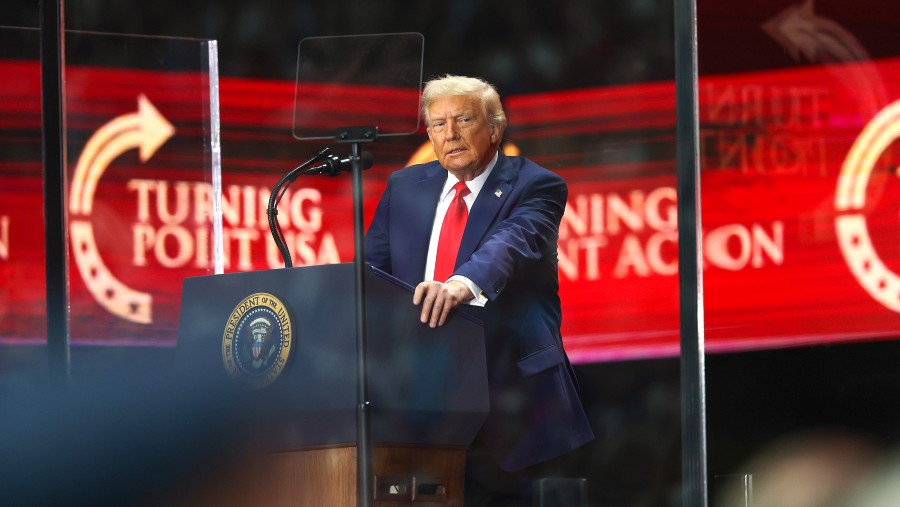 Donald Trump berpidato dalam upacara peringatan untuk Charlie Kirk. (Fotografer: Eric Thayer/Getty Images via Bloomberg)