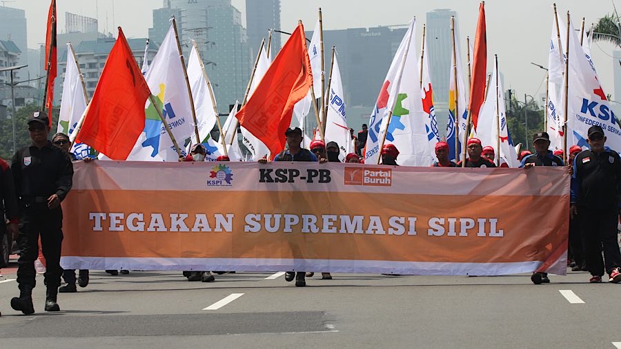 Sejumlah buruh melakukan aksi demo di depan gedung DPR/MPR, Jakarta, Senin (22/9/2025). (Bloomberg Technoz/Andrean Kristianto)