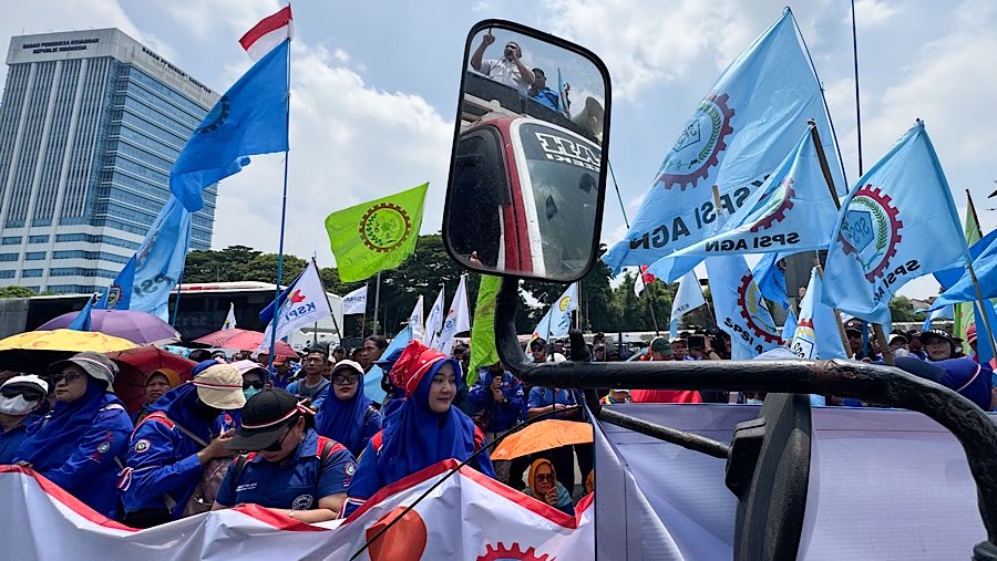 Sejumlah buruh melakukan aksi demo di depan gedung DPR/MPR, Jakarta, Senin (22/9/2025). (Bloomberg Technoz/Andrean Kristianto)