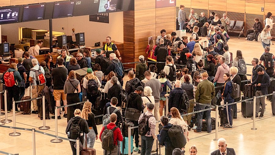 Penumpang antre saat serangan siber sebabkan gangguan sistem check-in di Bandara Berlin Brandenburg, Jerman, Senin (22/9/2025). (Yen Duong/Bloomberg)