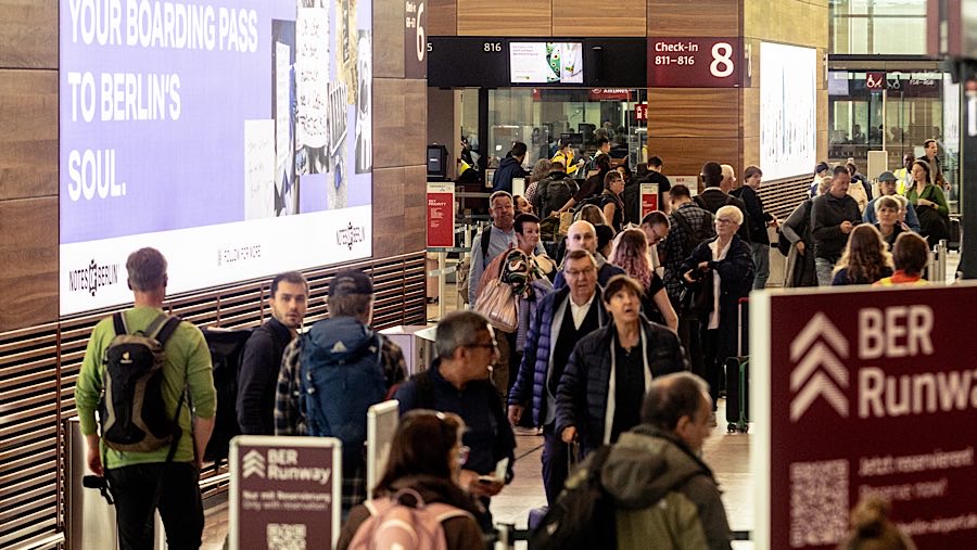 Penumpang antre saat gangguan sistem check-in di Bandara Berlin Brandenburg, Berlin, Jerman, Senin (22/9/2025). (Yen Duong/Bloomberg)