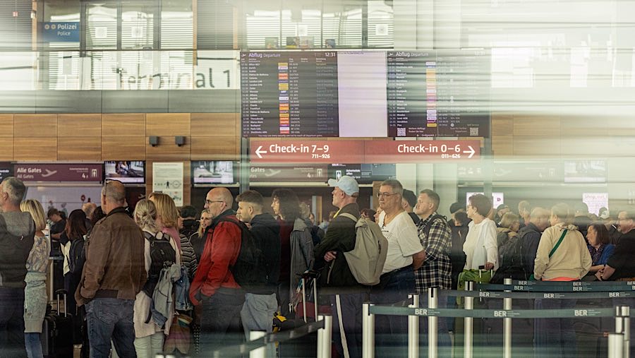 Petugas bandara terpaksa menggunakan metode manual yang berakibat memperlambat layanan kepada penumpang.. (Yen Duong/Bloomberg)