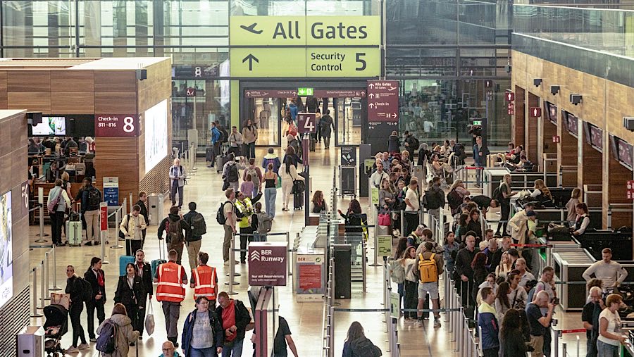 Serangan siber pada perangkat lunak check-in penumpang mengakibatkan antrean panjang. (Yen Duong/Bloomberg)