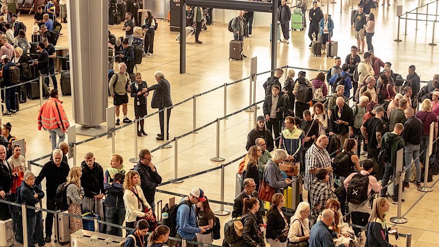 Serangan memengaruhi bandara besar seperti Bandara Heathrow London, Bandara Brandenburg Berlin, dan Bandara Brussels. (Yen Duong/Bloomberg)