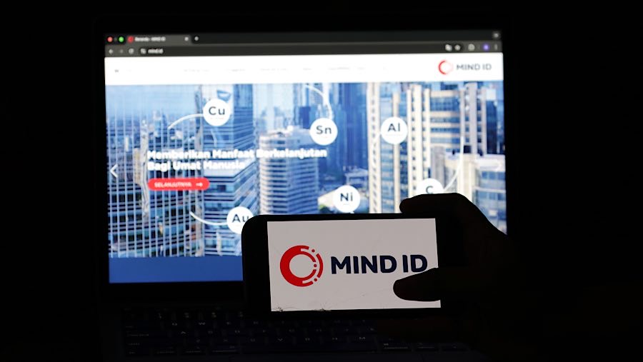 Warga mengakses situs web Mining Industry Indonesia (MIND ID) di Jakarta, Selasa (23/9/2025). (Bloomberg Technoz/Andrean Kristianto)
