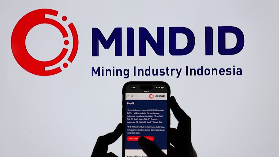Warga mengakses situs web Mining Industry Indonesia (MIND ID) di Jakarta, Selasa (23/9/2025). (Bloomberg Technoz/Andrean Kristianto)