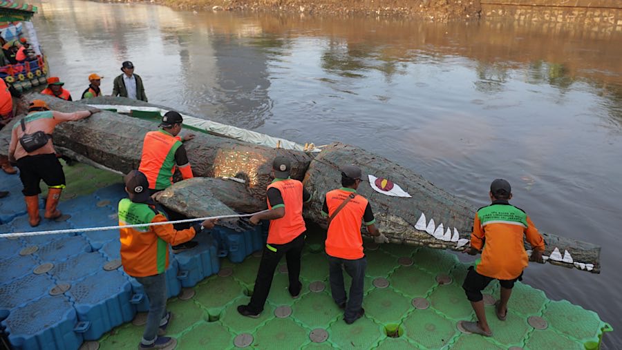 Perahu-perahu unik tersebut tersebut terbuat dari limbah plastik hingga kayu. (Bloomberg Technoz/Andrean Kristianto)