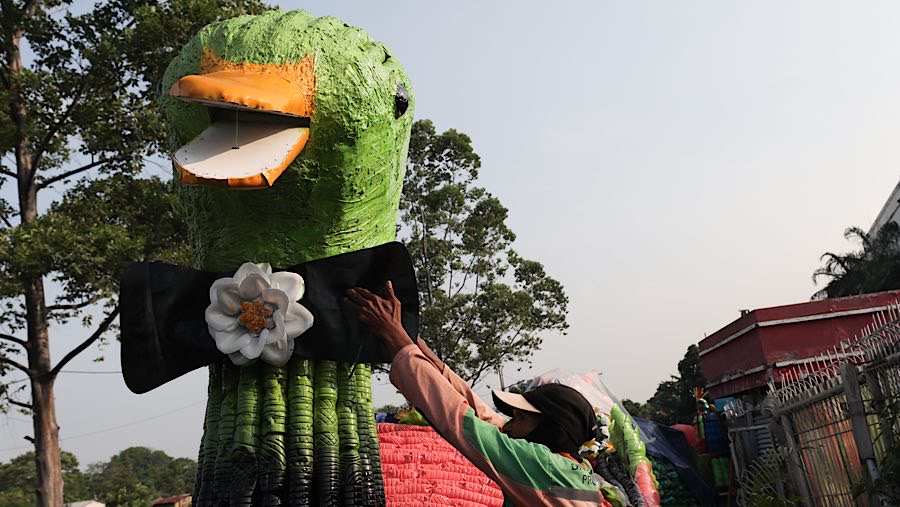 Sejumlah UPS Badan Air dari berbagai kecamatan di Jakarta membuat perahu untuk ikut dalam Festival Perahu Cilung 2025. (Bloomberg Technoz/Andrean K)