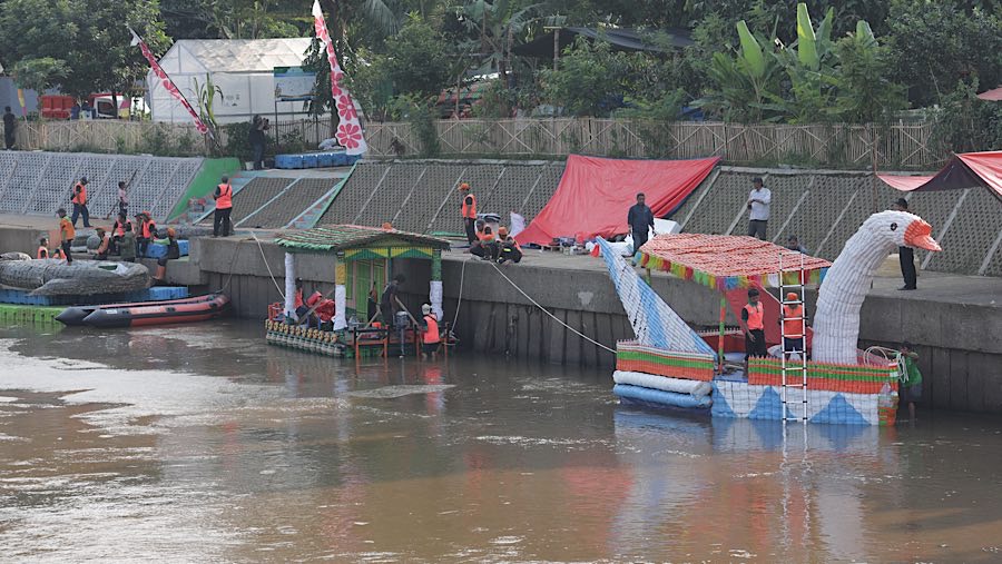 Beragam tema kreatif diangkat dalam bentuk perahu, mulai dari alat transportasi hingga hewan sebagai simbol semangat cinta lingkungan.