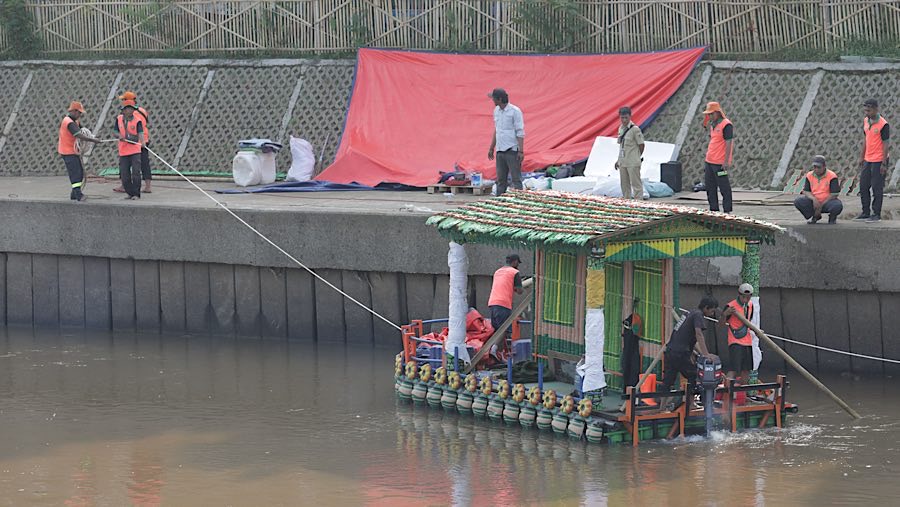 Perahu-perahu hasil kreasi para petugas akan ditampilkan dalam parade atau konvoi pada 28 September 2025. (Bloomberg Technoz/Andrean Kristianto)