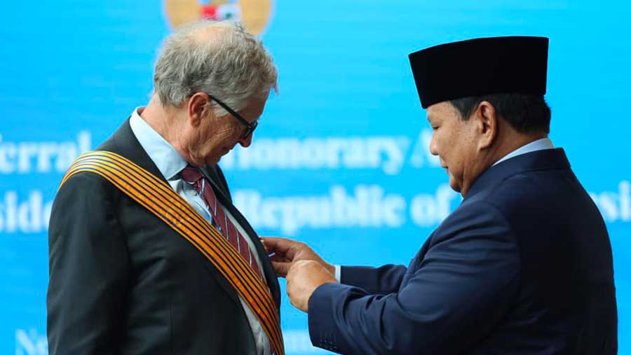 Presiden Prabowo Subianto memberikan penghargaan kepada Bill Gates di Amerika Serikat. (Dok BPMI)