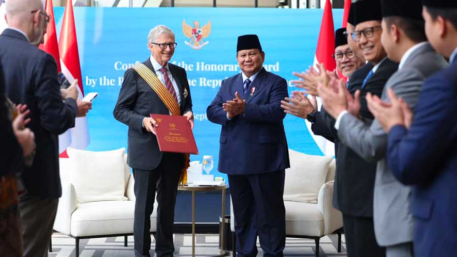 Presiden Prabowo Subianto memberikan penghargaan kepada Bill Gates di Amerika Serikat. (Dok BPMI)