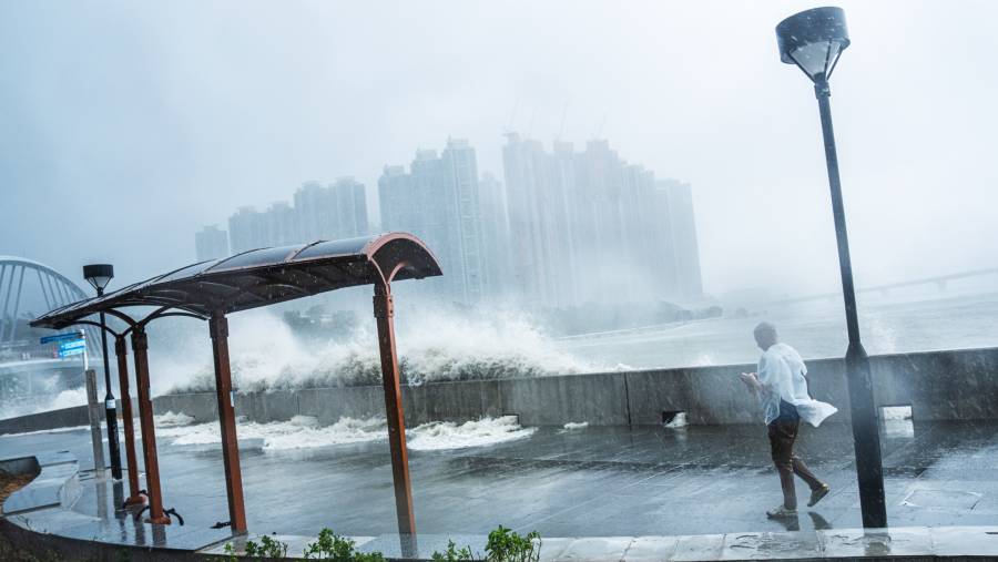 Gelombang meluap di atas promenade selama Topan Super Ragasa di Hong Kong pada 24 September. (Lam Yik/Bloomberg)
