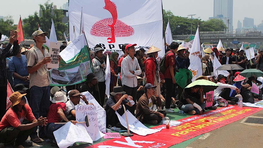 Dalam aksi ini massa menyampaikan 9 tuntutan kepada DPR serta pemerintah. (Bloomberg Technoz/Andrean Kristianto)