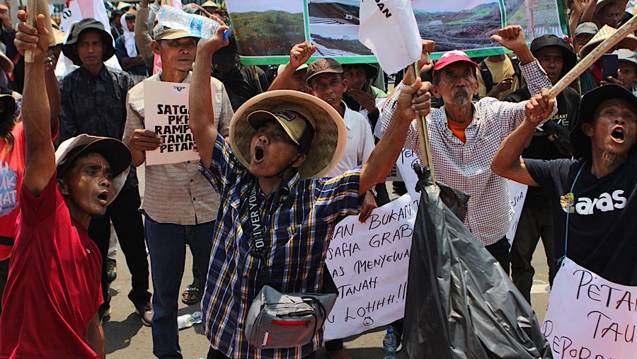 Hari Tani Nasional di depan Gedung DPR/MPR, Rabu (24/9/2025) diwarnai aksi bawa hasil bumi para petani. (Bloomberg Technoz/Andrean Kristianto)