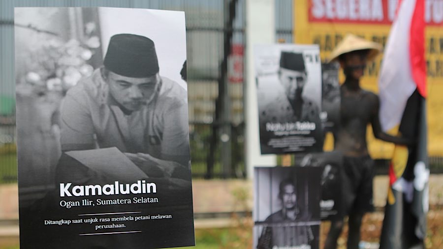 Sejumlah massa melakukan aksi memperingati Hari Tani Nasional di depan Gedung DPR, Rabu (24/9/2025). (Bloomberg Technoz/Andreqn Kristianto)
