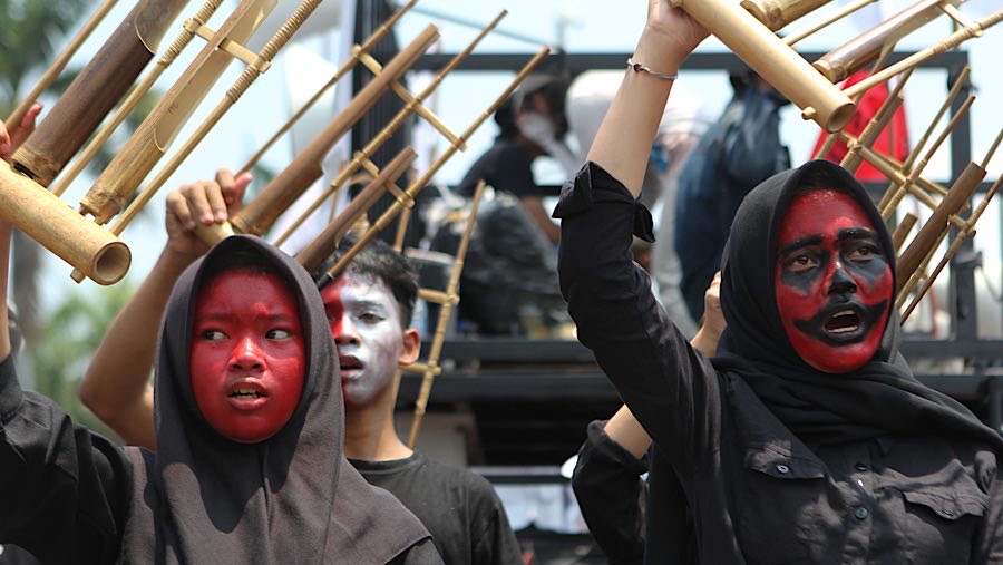 Peringatan Hari Tani Nasional juga diikuti oleh sejumlah pelajar yang tampil memainkan angklung. (Bloomberg Technoz/Andrean Kristianto)