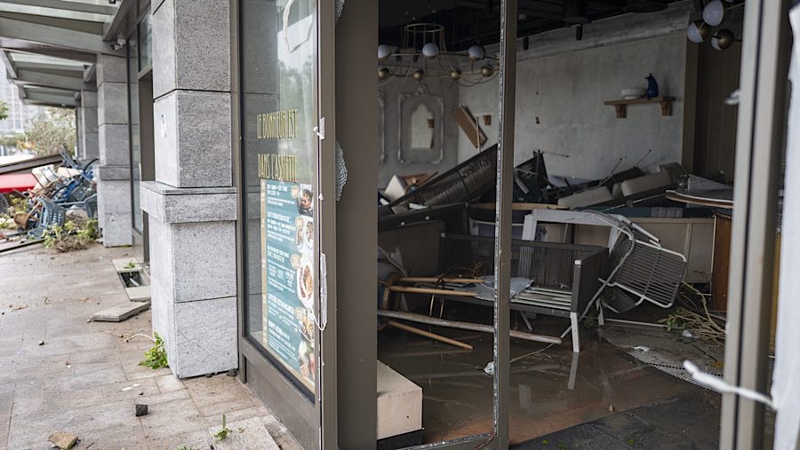 Lima bandara tersibuk di Hong Kong, Guangzhou, Shenzhen, Macau, dan Zhuham mengalami lebih dari 5.000 pembatalan penerbangan. (Justin Chin/Bloomberg)