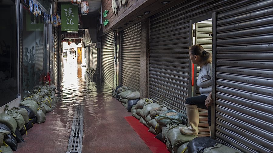 Karyawan melihat banjir dari sebuah restoran saat Topan Super Ragasa di Desa Sam Ka Tsuen, Hong Kong, Rabu (24/9/2025). (Justin Chin/Bloomberg)