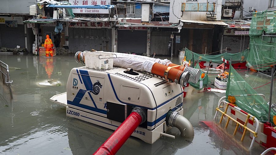 Angin kencang mulai menerjang Hong Kong pada Rabu pagi, disertai hujan deras. (Justin Chin/Bloomberg)