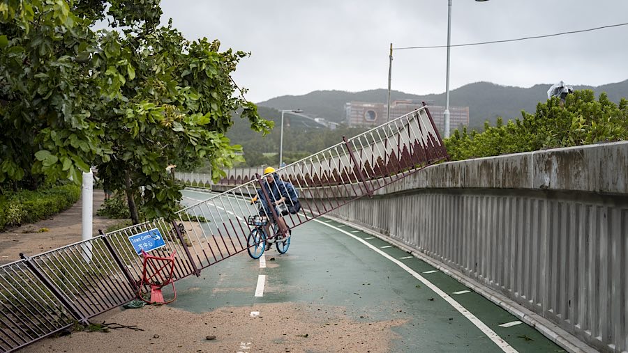 Pagar rusak akibat ombak saat Topan Super Ragasa di kawasan Tseung Kwan O, Hong Kong, Tiongkok, Rabu (24/9/2025). (Justin Chin/Bloomberg)