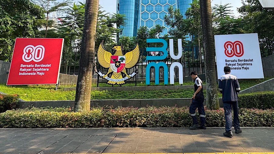 Warga melintas di depan gedung BUMN di Jakarta, Selasa (23/9/2025). (Bloomberg Technoz/Andrean Kristianto)