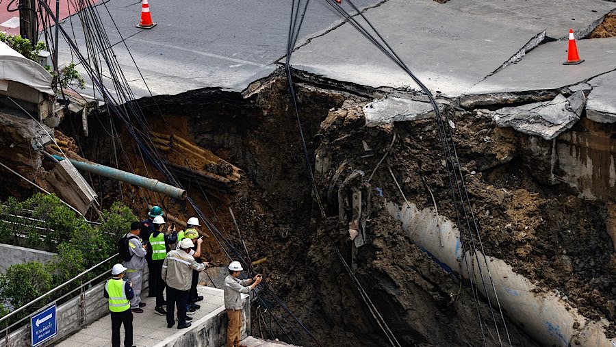 Petugas di lokasi lubang runtuhan di Bangkok, Thailand, Rabu (24/9/2025). (Dario Pignatelli/Bloomberg)