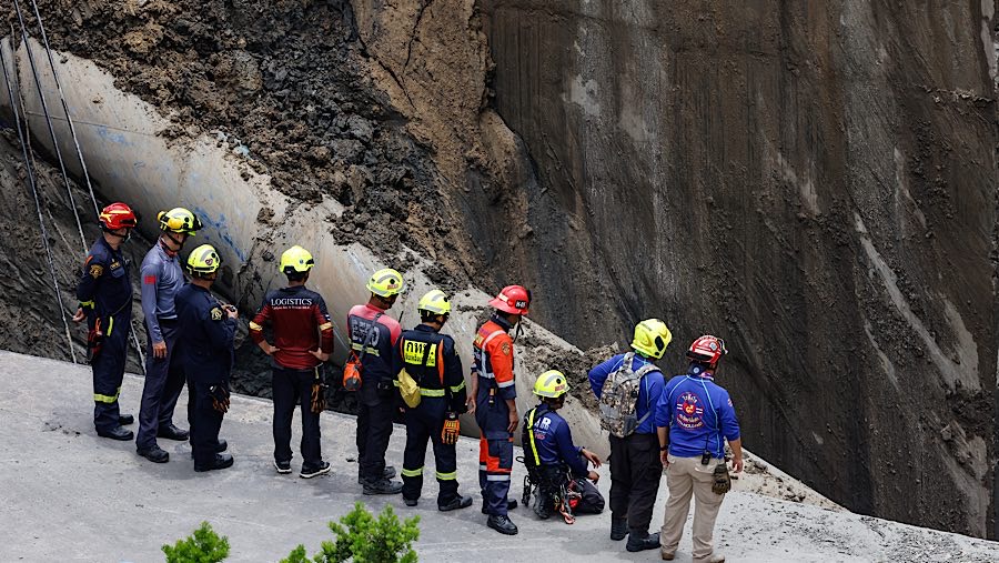 Pihak berwenang Bangkok sedang menilai kerusakan dan bergegas menimbun kembali untuk mencegah longsor lebih lanjut. (Dario Pignatelli/Bloomberg)