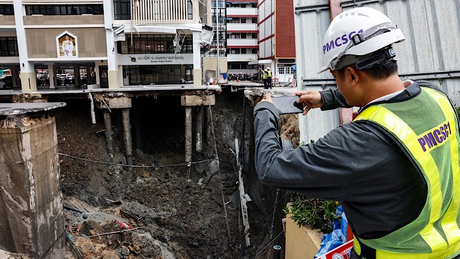 Pecahnya pipa air memperburuk kondisi, sehingga pasokan air dan listrik di sekitar lokasi dihentikan. (Dario Pignatelli/Bloomberg)