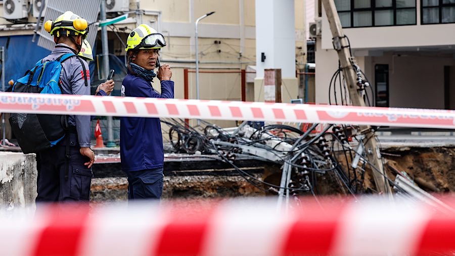 Tanah yang terhubung ke stasiun kereta bawah tanah amblas, memutuskan sambungan tabung dan merusak pipa air. (Dario Pignatelli/Bloomberg)