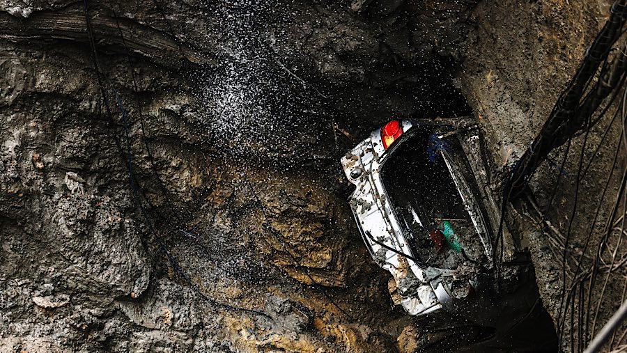 Lubang tersebut menelan mobil dan tiang listrik, sehingga penduduk sekitar terpaksa mengungsi meskipun tidak ada korban. (Dario Pignatelli/Bloomberg)