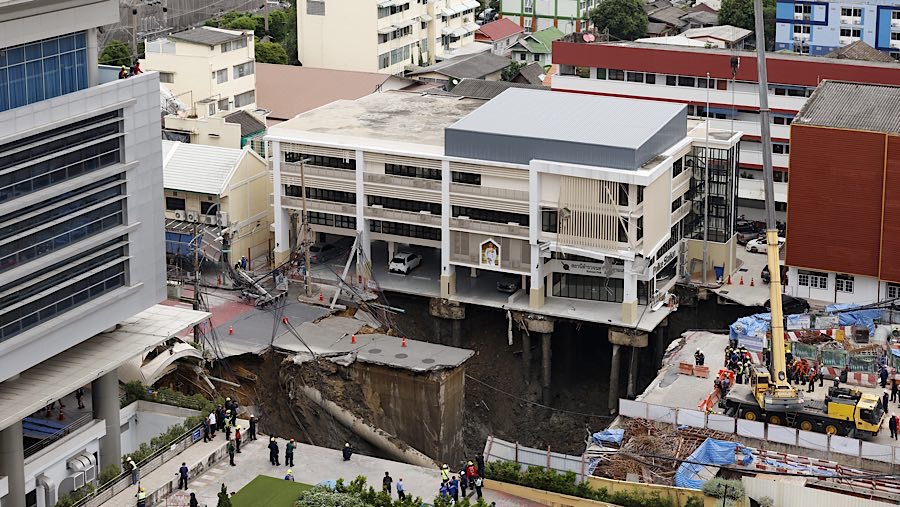 Lubang sedalam sekitar 20 meter dan lebar sedikitnya 30 meter itu muncul di dekat rumah sakit pada Rabu pagi. (Dario Pignatelli/Bloomberg)