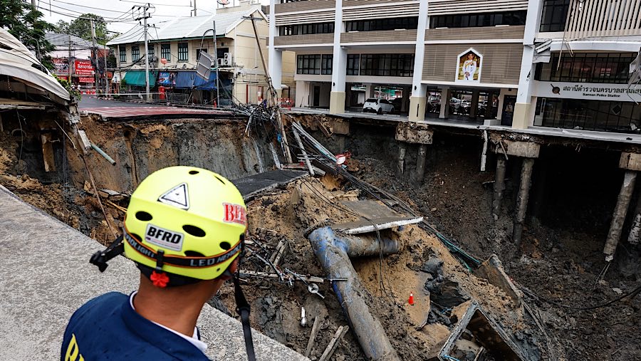 Sebuah lubang runtuhan besar muncul setelah jalan di atas proyek stasiun kereta bawah tanah longsor. (Dario Pignatelli/Bloomberg)