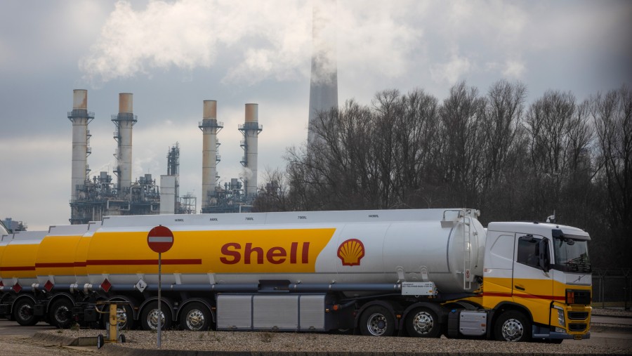 Kapal tanker pengangkut minyak di kilang Shell Plc Pernis di Rotterdam, Belanda./Bloomberg-Peter Boer