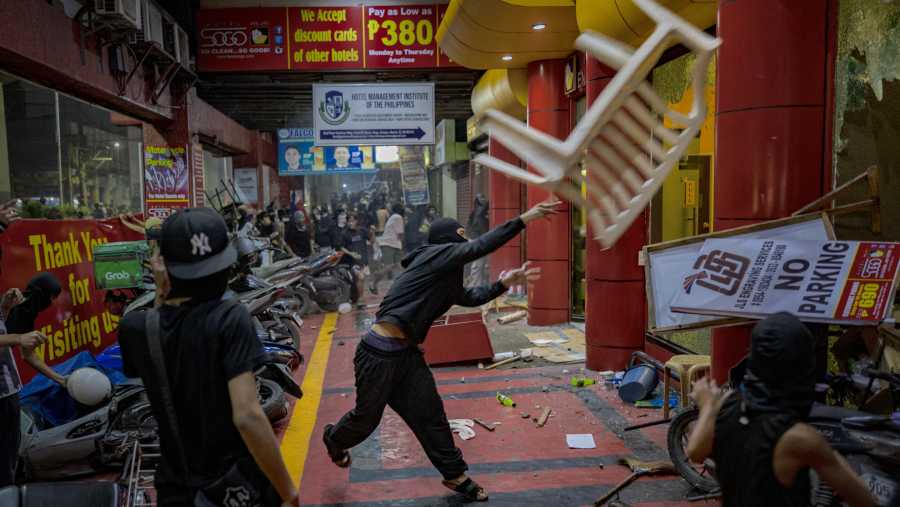 Warga Filipina menyerang motel selama demonstrasi anti-korupsi di Manila (21/9/2025). (Ezra Acayan/Getty Images via Bloomberg)